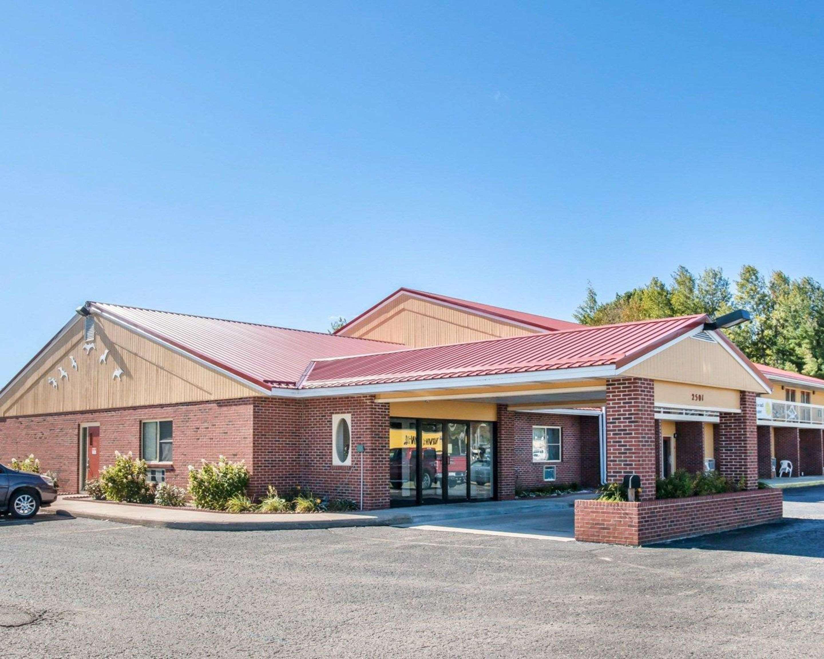 Econo Lodge Cadillac By Choice Exterior foto